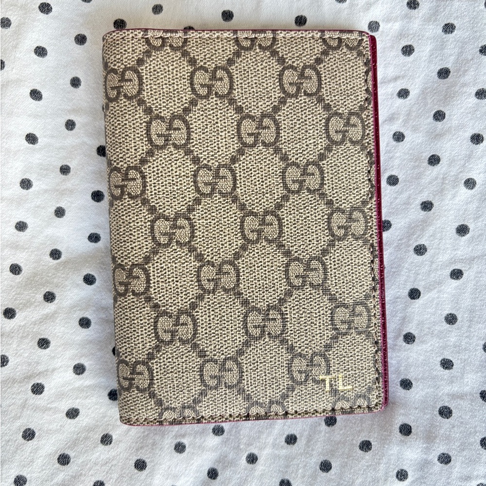 TL Gucci Londra Authentic Beige and Burgundy GG Monogram Passport & Card Holder